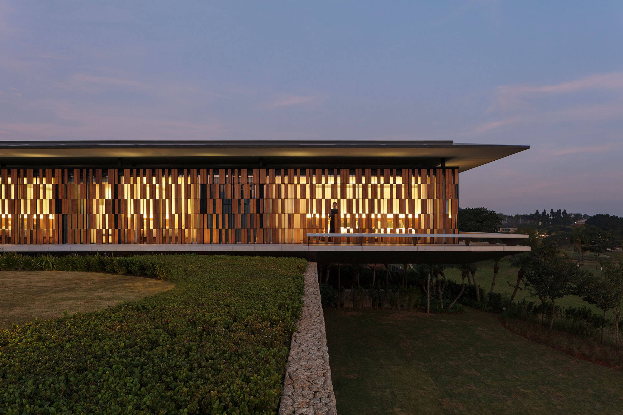 Vivienda contemporánea con fachada modular iluminada