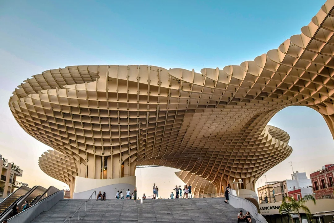 Estructura arquitectónica paramétrica con celosía de madera