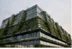 Edificio con vegetación en fachada